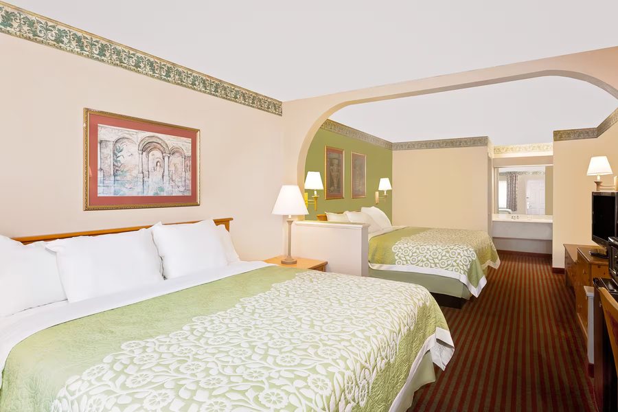 Days Inn Suites by Wyndham Starkville — Guest room