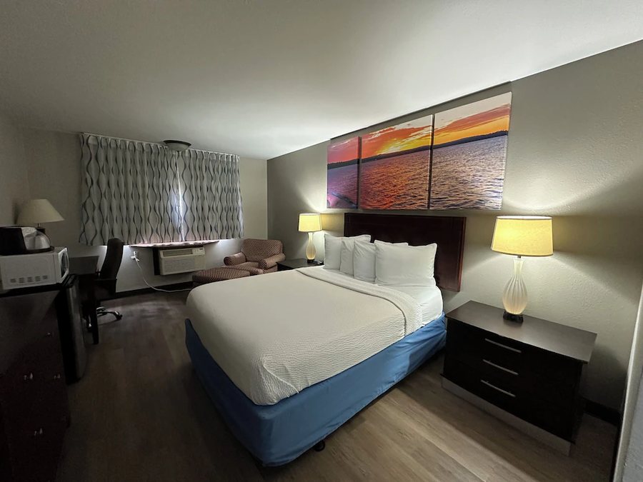 Days Inn Suites by Wyndham Stevens Point — Guest room