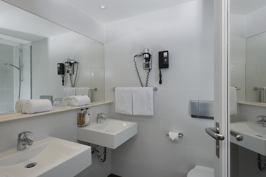 Days Inn Suites by Wyndham Stuttgart — Bathroom