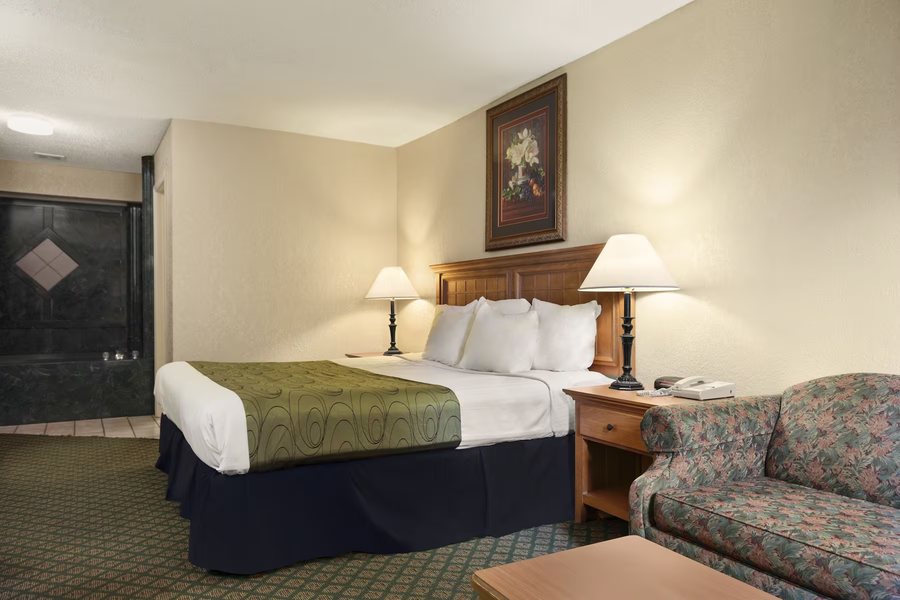 Days Inn Suites by Wyndham Stuttgart — Guest room