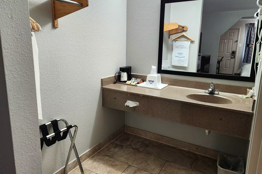 Days Inn Suites by Wyndham Sulphur Springs — Bathroom