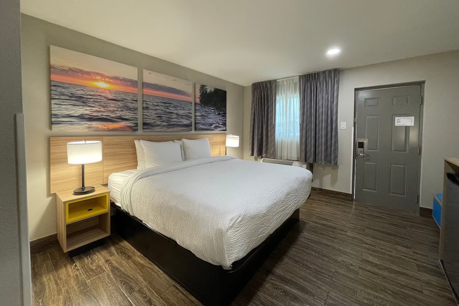 Days Inn Suites by Wyndham Sulphur Springs — Guest room