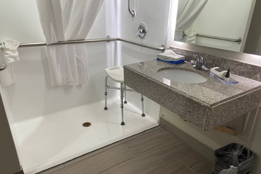Days Inn Suites by Wyndham Tahlequah — Bathroom