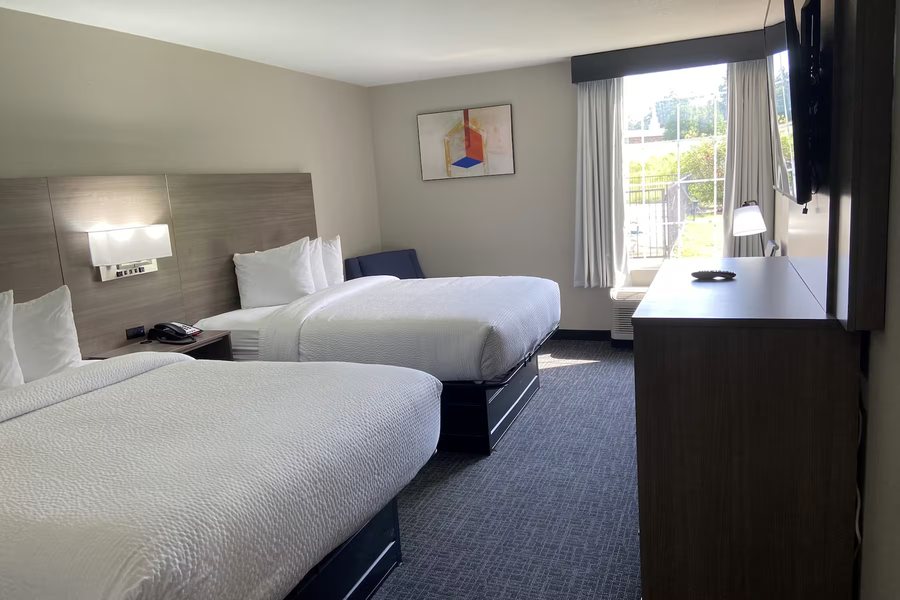 Days Inn Suites by Wyndham Tahlequah — Guest room