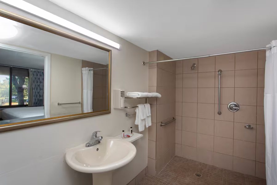 Days Inn Suites by Wyndham Tallahassee Conf Center I 10 — Bathroom