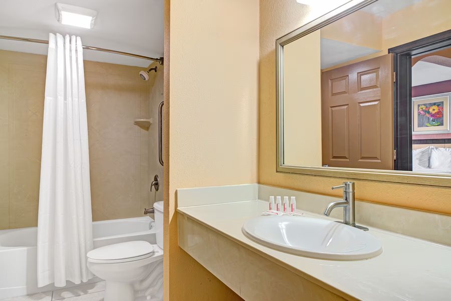 Days Inn Suites by Wyndham Tampa Raymond James Stadium — Bathroom