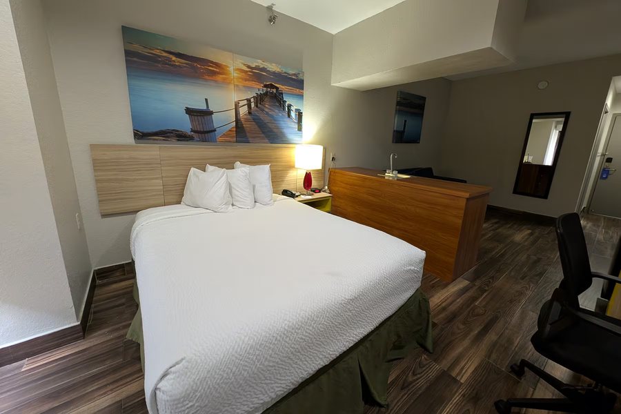 Days Inn Suites by Wyndham Tampa Raymond James Stadium — Guest room