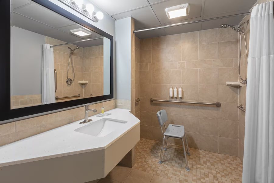 Days Inn Suites by Wyndham Traverse City — Bathroom