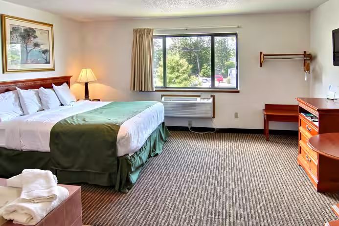 Days Inn Suites by Wyndham Traverse City — Guest room