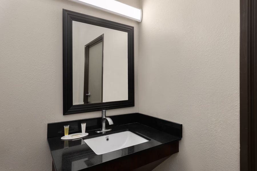 Days Inn Suites by Wyndham Tucson Marana — Bathroom