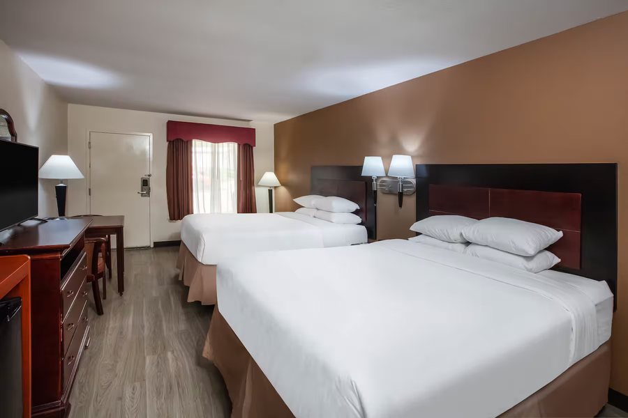 Days Inn Suites by Wyndham Tyler — Guest room