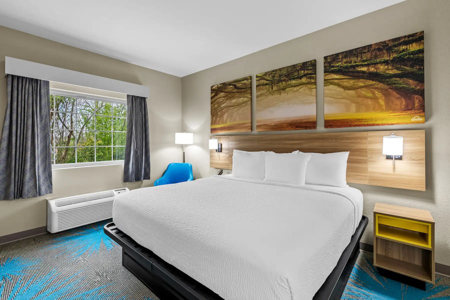 Days Inn Suites by Wyndham Union City — Guest room