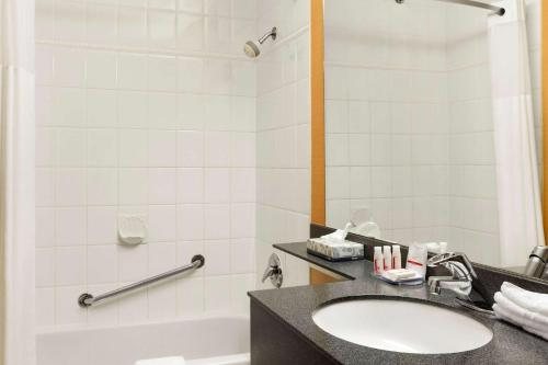 Days Inn Suites by Wyndham Vancouver — Bathroom