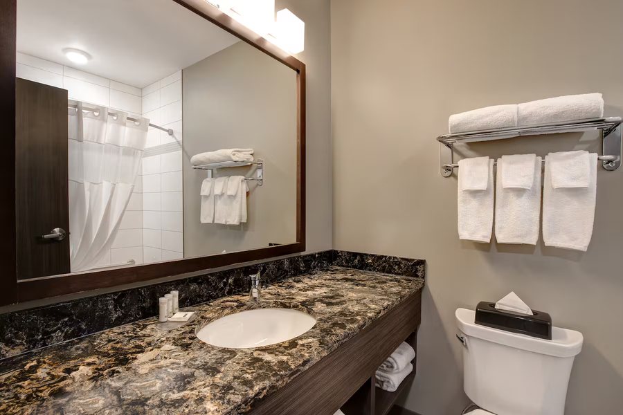 Days Inn Suites By Wyndham Warren — Bathroom