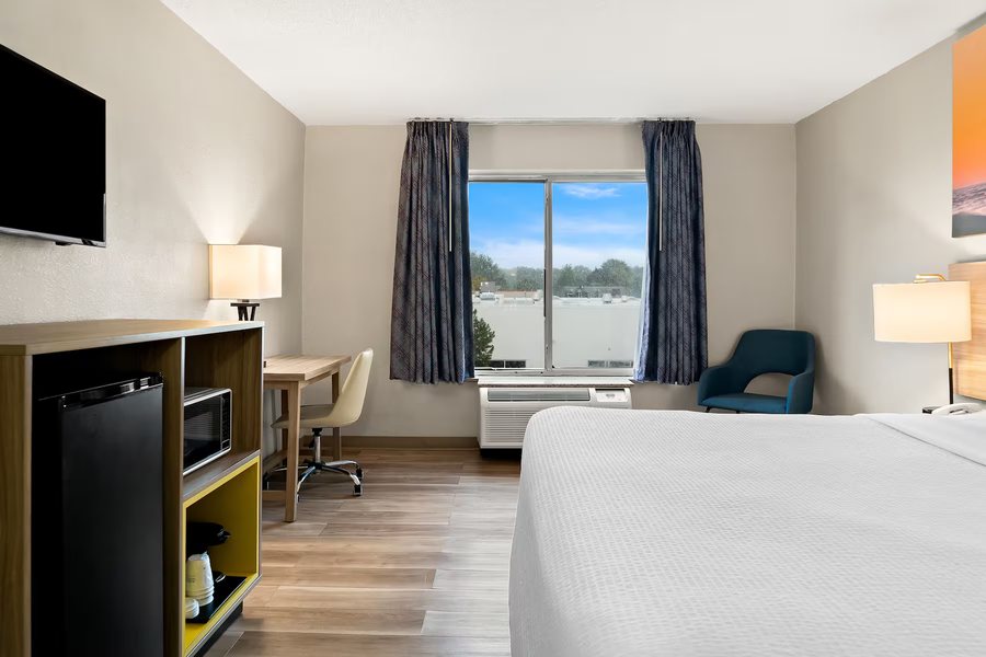 Days Inn Suites By Wyndham Warren — Guest room