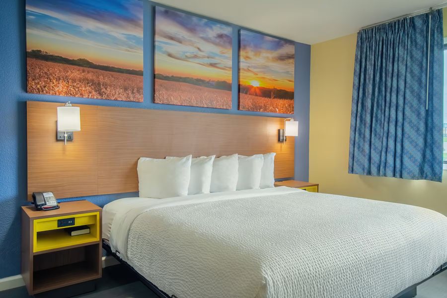 Days Inn Suites by Wyndham Waterloo — Guest room