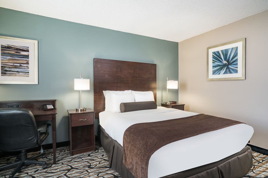 Days Inn Suites by Wyndham Wausau — Guest room