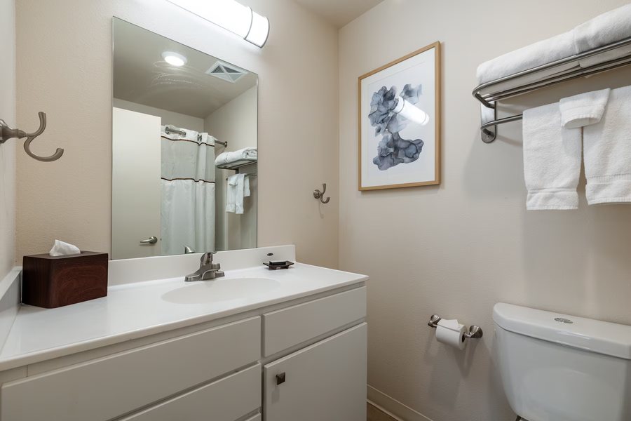 Days Inn Suites by Wyndham Wichita — Bathroom