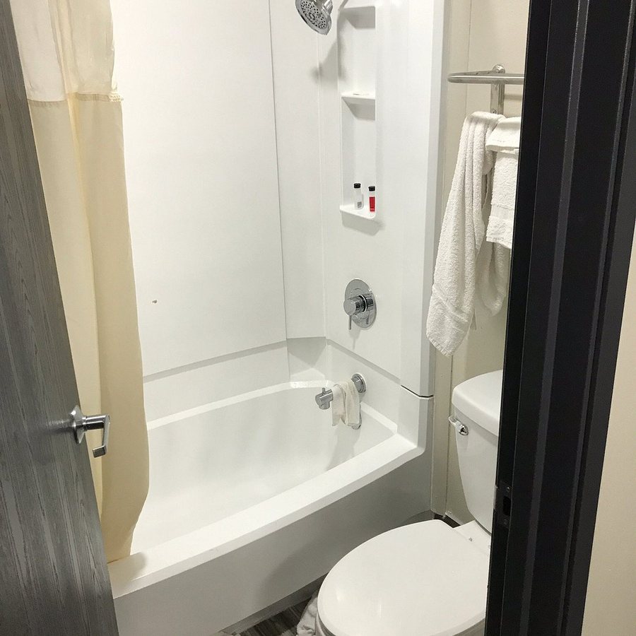 Days Inn Suites by Wyndham Wisconsin Dells — Bathroom