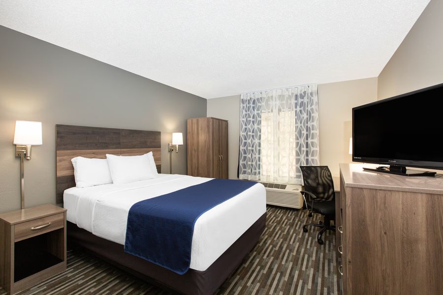 Days Inn Suites by Wyndham Wisconsin Dells — Guest room