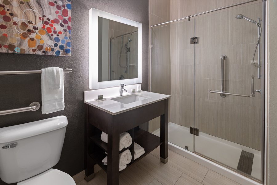 Days Inn Suites Kokomo — Bathroom