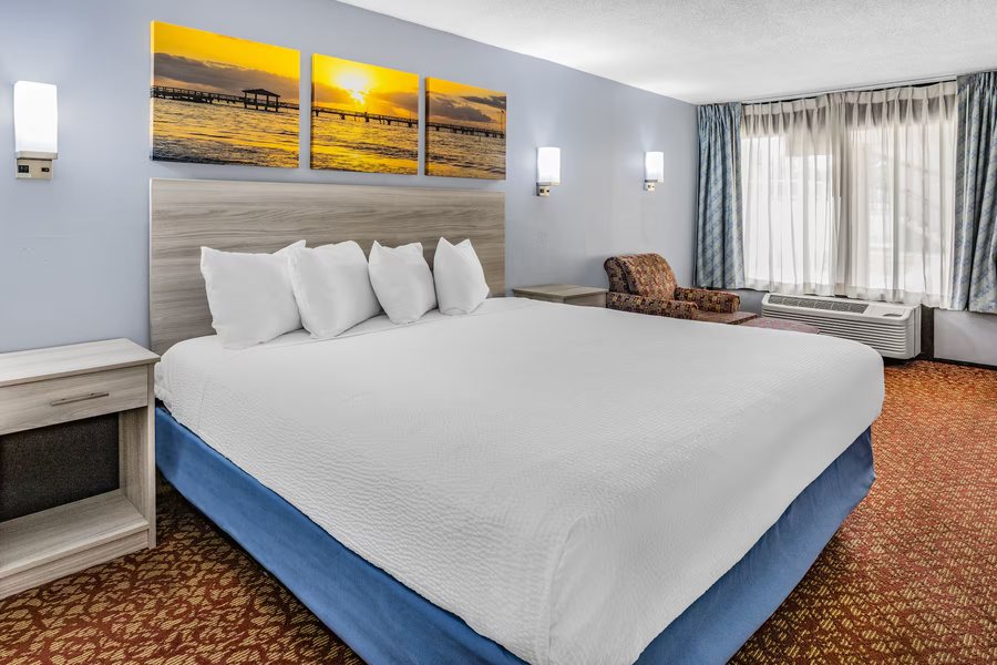 Days Inn Suites Williamsburg Colonial — Guest room