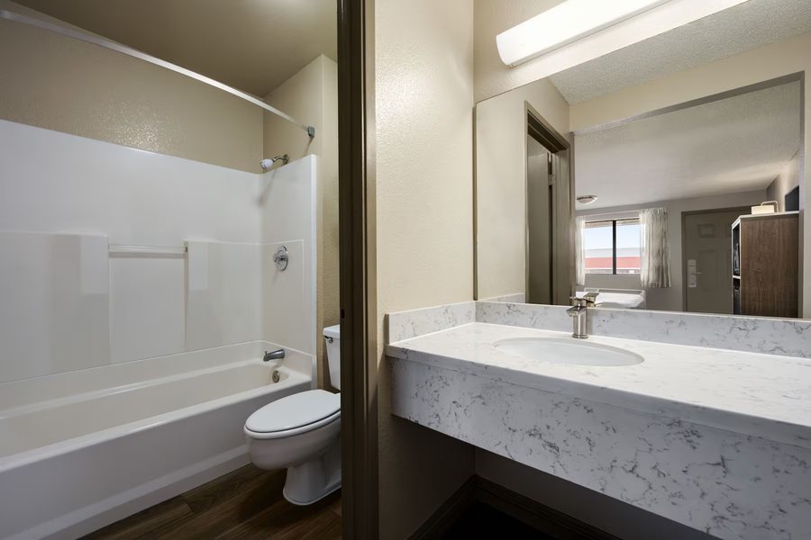 Days Inn Yosemite Area — Bathroom
