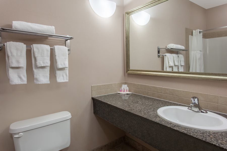 Days Inns Suites By Wyndham Brooks — Bathroom