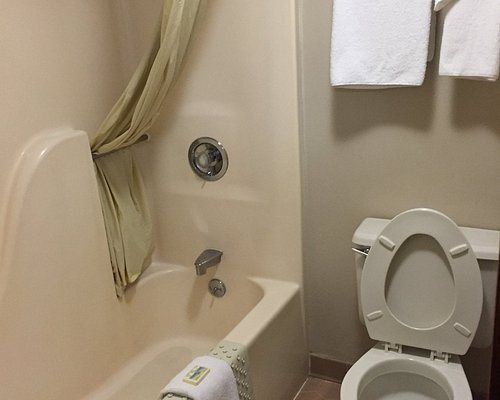 Dayton House Resort — Bathroom