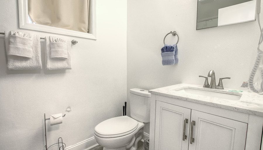 Daytona Shores Inn and Suites — Bathroom