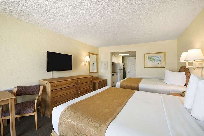 Daytona Shores Inn and Suites — Guest room