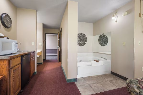 De Smet Super Deluxe Inn Suites — Bathroom