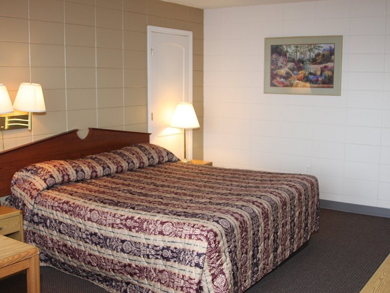 De Smet Super Deluxe Inn Suites — Guest room