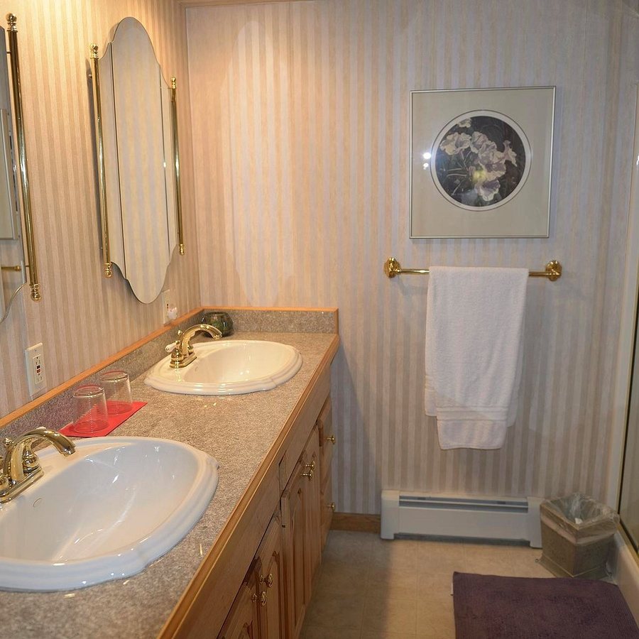 Deals Bed and Breakfast Inn — Bathroom