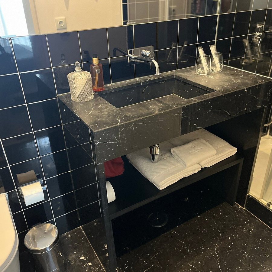 Dear Lisbon Gallery House — Bathroom