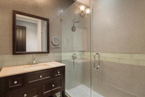 Decanter Hotel — Bathroom