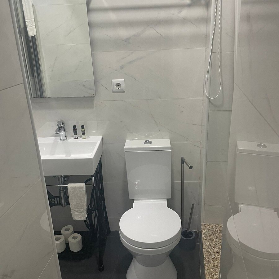 Decanting Porto House — Bathroom