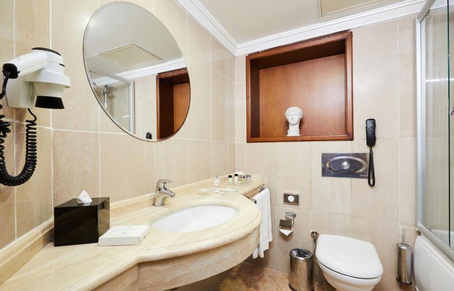 Dedeman Hotel Istanbul — Bathroom