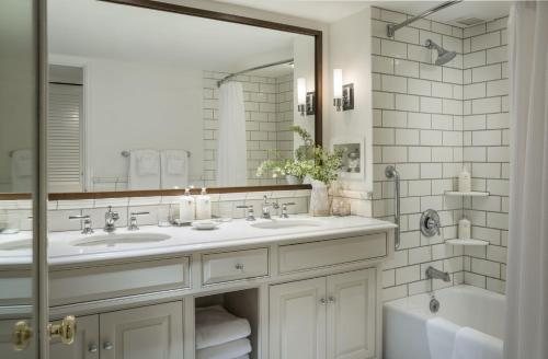 Deer Brook Inn — Bathroom
