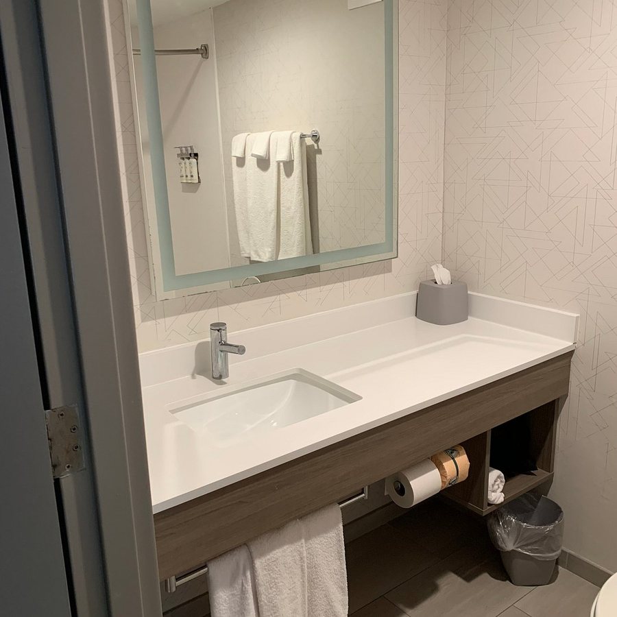 Deerhill Inn — Bathroom