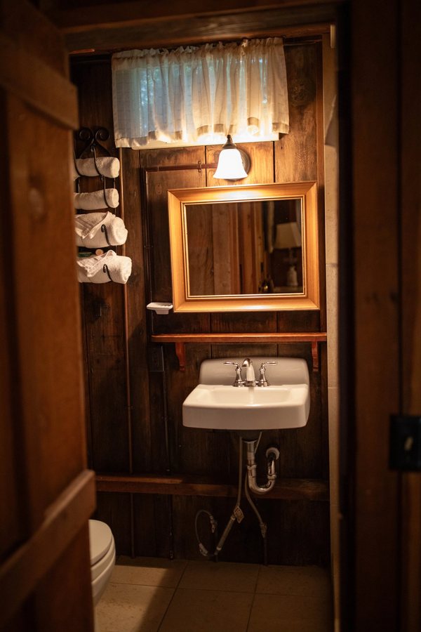 Deetjen s Big Sur Inn — Bathroom