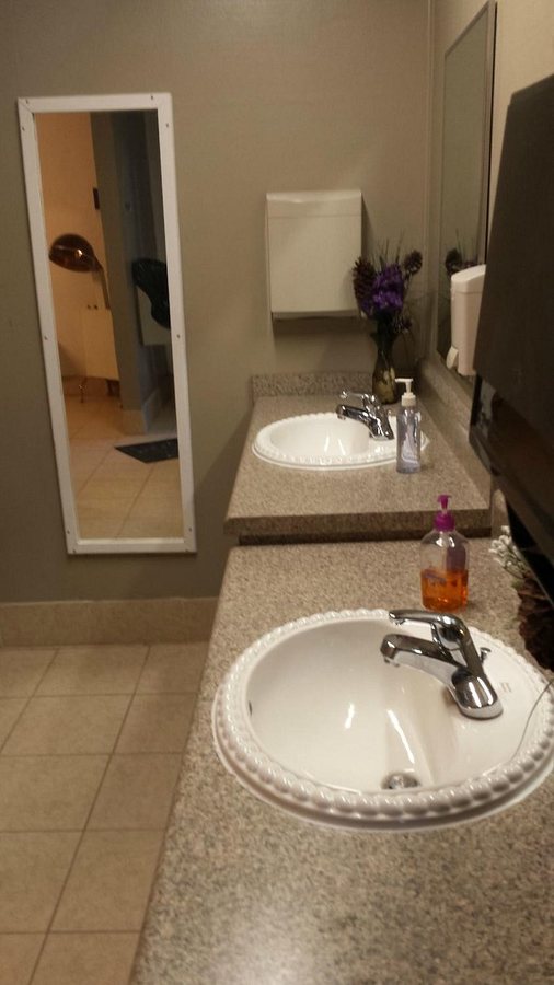 Delano Motel RV Park — Bathroom
