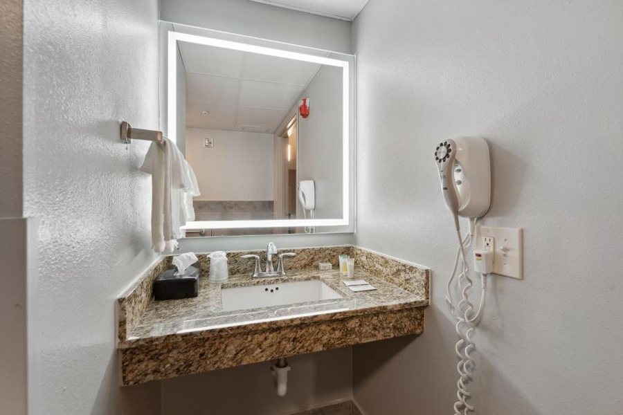 Dell Creek Motel — Bathroom