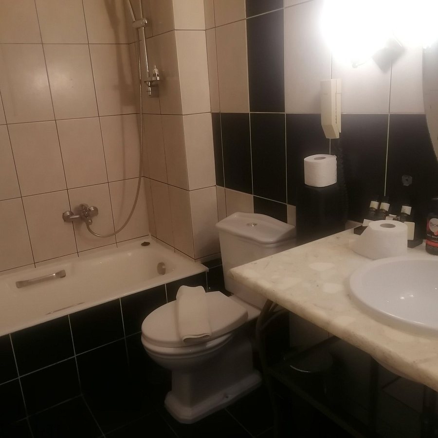 Delphi Art Hotel — Bathroom