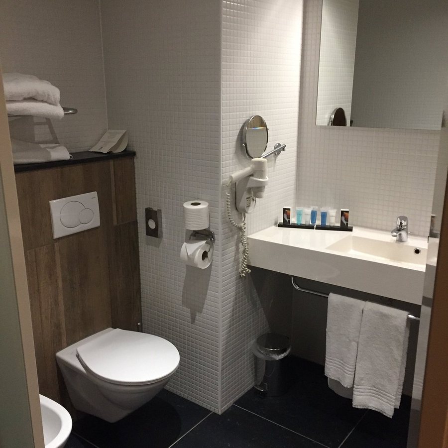 Delta Hotel — Bathroom