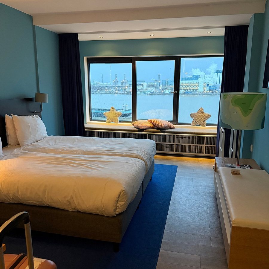 Delta Hotel — Guest room