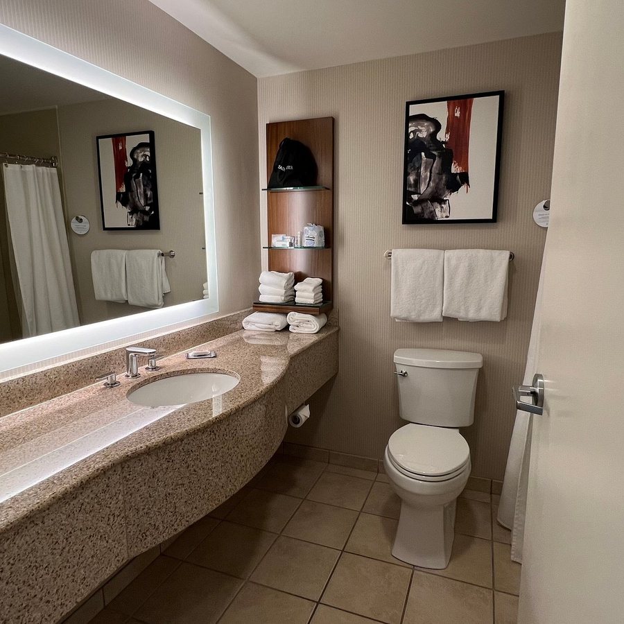 Delta Hotels Burlington — Bathroom