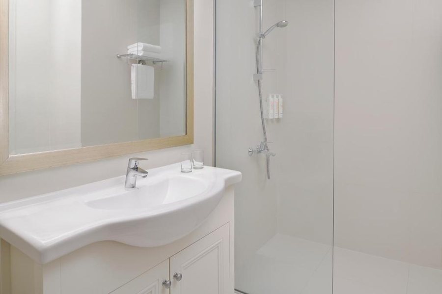 Delta Hotels By Marriott Dubai Investment Park — Bathroom