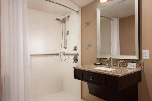Delta Hotels by Marriott Orlando Lake Buena Vista Orlando Florida — Bathroom