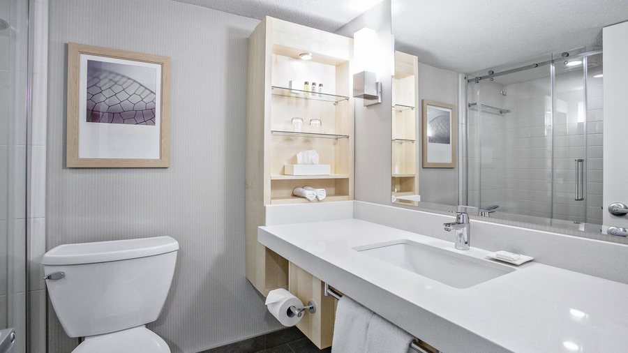 Delta Hotels by Marriott Quebec — Bathroom